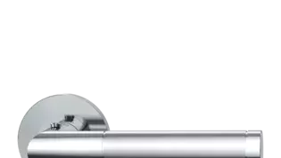 Die Abbildung zeigt die Griffwerk Türgriffgarnitur LOREDANA PROF in der Ausführung mit Rosetten rund smart2lock 2.0 Schraubtechnik Edelstahl poliert-matt