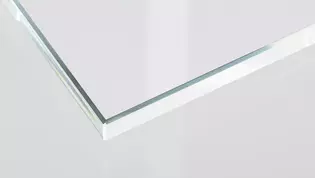 L'illustration montre un détail de verre du décor Clarity 510 en verre de sécurité trempé ESG en verre blanc PURE WHITE.
