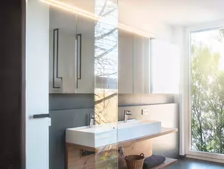 The illustration shows the bathroom in House H with the white door open and the R8 ONE door handle.