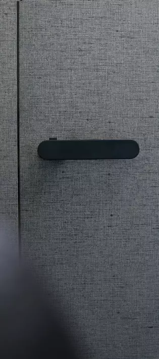  The picture shows the Griffwerk door handle Avus One smart2lock in graphite black.