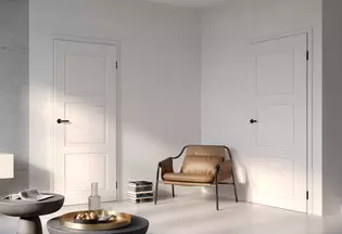 Die Abbildung zeigt ein Wohnraum mit zwei weißen Türen und dem montierten Axum Türgriff.