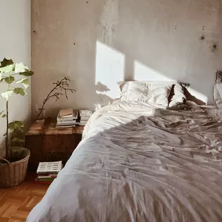 L'image montre une chambre à coucher de style Wabi Sabi.