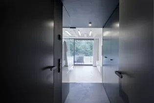 Die Abbildung zeigt Flur und schwarze Türen mit schwarzen Türgriffen Avus One im Konzeptapartment VOID.