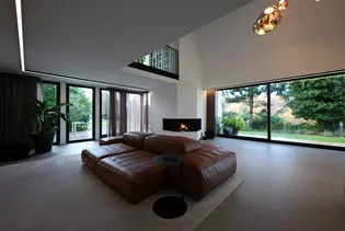Die Abbildung zeigt ein modernes Wohnzimmer mit Kamin.