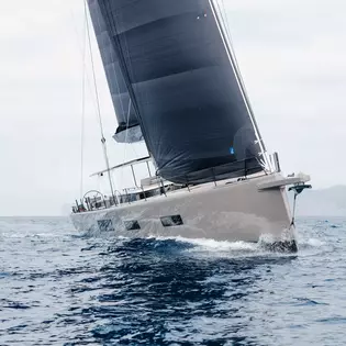 Foto der Griffwerk Referenz Y9 Yacht auf dem Wasser.