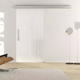 Ambientebild in Wohnraumsituation illustriert die Griffwerk Glasschiebetür LINES 606 in der Ausführung ESG PURE WHITE matt
