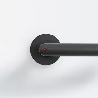 Ilustración detallada que muestra el Juego de manillas para puerta smart2lock de GRIFFWERK con desbloqueo de emergencia en movimiento.