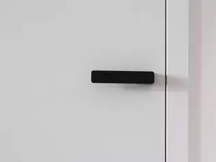 The illustration shows a graphite black R8 ONE door handle in House H.