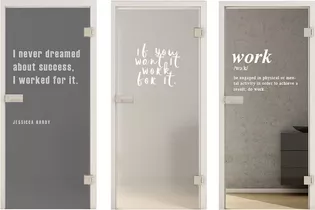 Die Abbildung zeigt drei Glastüren mit verschiedenen gelaserten Texten.