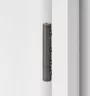 Bisagra para puertas de madera de 3 piezas en Superficie Gris cachemira, mostrada en un marco de puerta de madera Blanco.