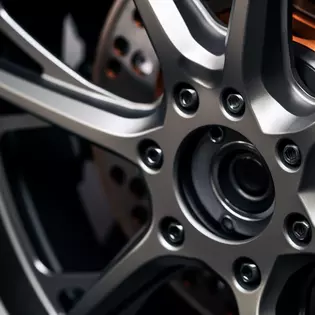 Glanzvolle Präzision: Detailaufnahme der beeindruckenden Audi R8 Felge