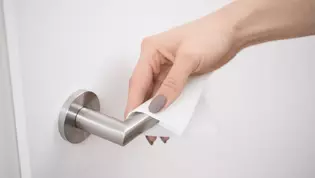 Türgriff reinigen Die Abbildung zeigt, wie ein Türgriff gereinigt wird.