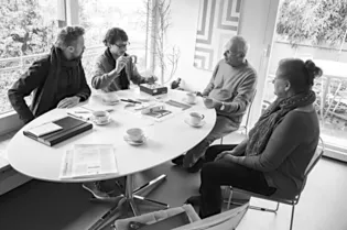 El Dr. Jakob Bill y su esposa Chantal Bill conversan con los diseñadores encargados por GRIFFWERK, Jakob Zumbühl y Kevin Fries, en el "atelierhaus bill" de Zurich-Höngg.
