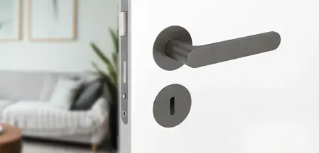 Avus Piatta S BB en gris cachemira en una puerta con espacio habitable al fondo