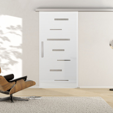 Ambientebild in Wohnraumsituation illustriert die Griffwerk Glasschiebetür R8 HORIZONTAL in der Ausführung ESG PURE WHITE teilmattiert