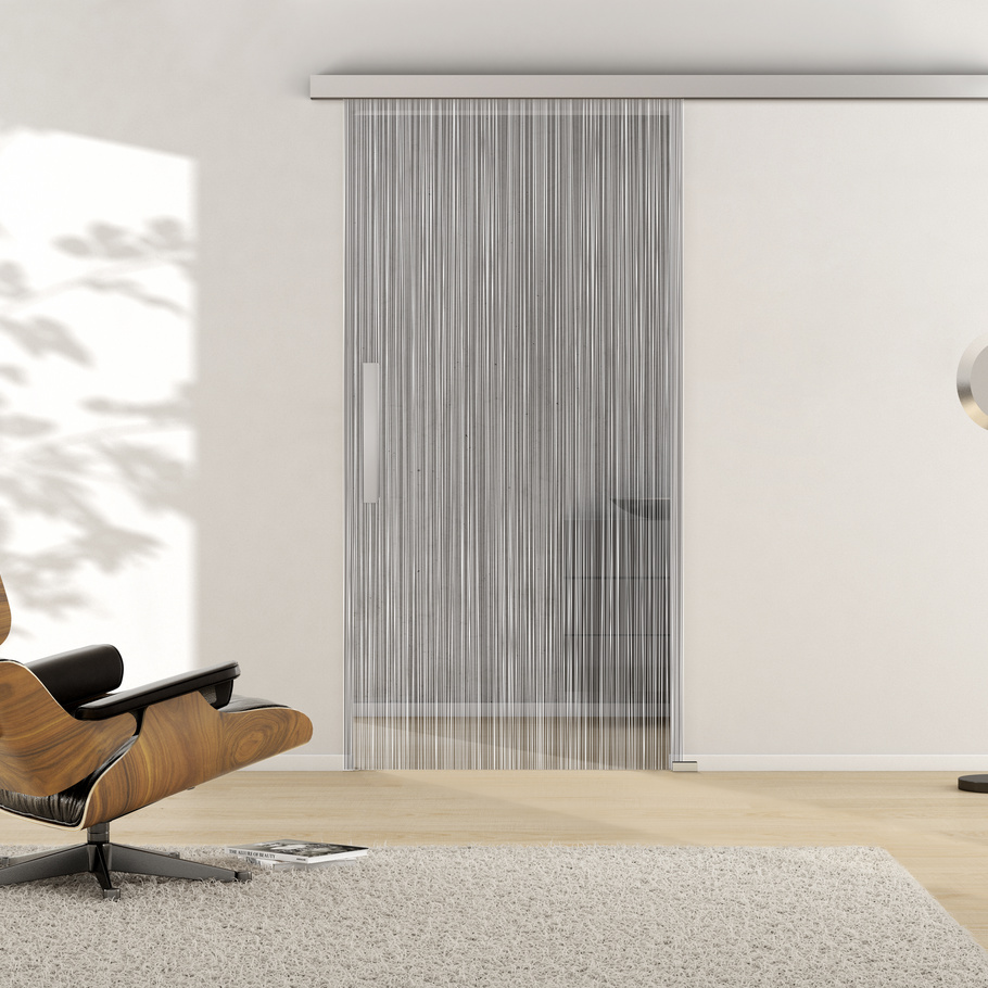 Ambientebild in Wohnraumsituation illustriert die Griffwerks Glastüre LINES_LD_606 in der Ausführung  ESG MOON GREY klar 