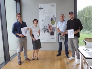 Glasart Gewinner mit der Jury Die Jury hat entschieden und die Gewinner des Glasart Designs Wettbewerbs stehen nun fest.