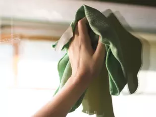 Glas wird gereinigt Eine Glastür ist wohngesund und leicht zu reinigen. Satiniertes Glas und klares Glas lassen sich problemlos reinigen.