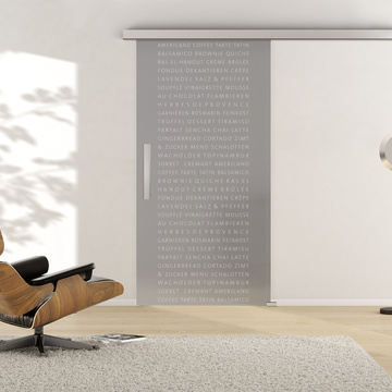 Ambientebild in Wohnraumsituation illustriert die Griffwerk Glasschiebetür TYPO 670 in der Ausführung ESG MOON GREY matt