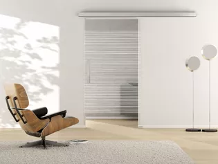 Ambient image in living situation illustrates the Griffwerk sliding glass door LINES 605 in the version TSG PURE WHITE clear