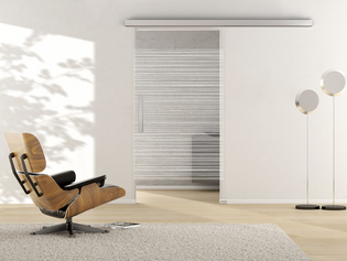 Ambientebild in Wohnraumsituation illustriert die Griffwerk Glasschiebetür LINES 605 in der Ausführung ESG PURE WHITE klar