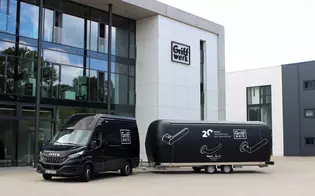 Abbildung des Zugfahrzeuges und dem Roadshow Anhängers Die Abbildung zeigt den Roadshow-Trailer mit dem Griffwerk-Logo mit dem Roadshow Anhänger.