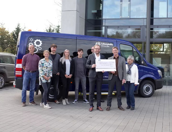 Employees of GRIFFWERK GmbH and Managing Director Matthias Lamparter (center) present the amount raised this year to Dr. Jürgen Heinz, Managing Director of Lebenshilfe Donau Iller e.V. (2nd from right). (Picture: GRIFFWERK GmbH)