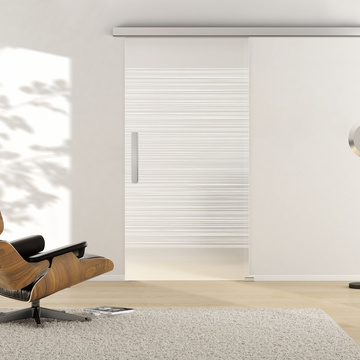 Ambientebild in Wohnraumsituation illustriert die Griffwerk Glasschiebetür LINES 605 in der Ausführung ESG PURE WHITE matt