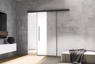 Abbildung Planeo Air von Griffwerk in Wohnzimmer Die Abbildung zeigt die Schiebetür Planeo Air von Griffwerk in einem Wohnzimmer im Bauhausstil.