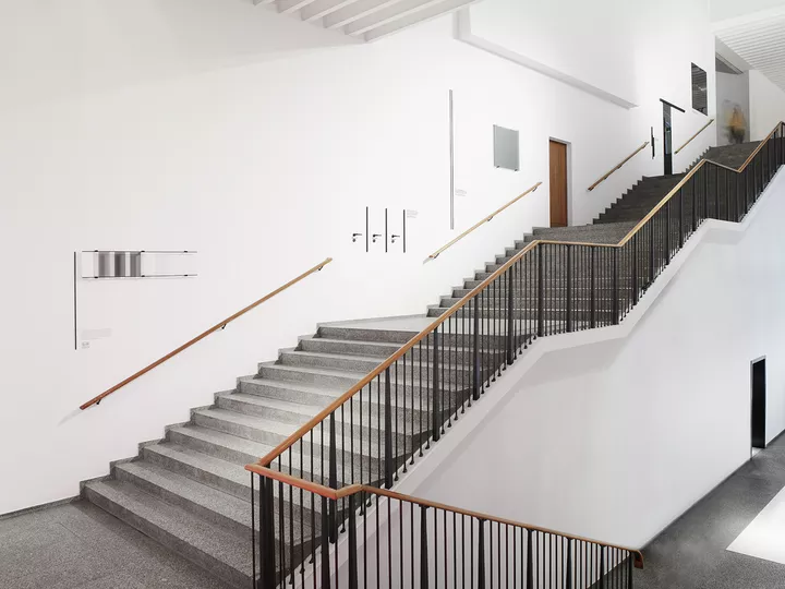 The installation is located on the monumental stairs to the upper floor of the museum building