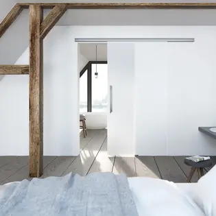 L'illustration montre une chambre à coucher mansardée avec un système de portes coulissantes et une porte en verre Snowwhite 501 de Griffwerk.