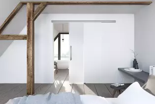 Die Abbildung zeigt ein Dachgeschoss-Schlafzimmer mit Schiebetürsystem und Glastür Snowwhite 501 von Griffwerk