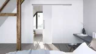 L'illustration montre une chambre à coucher mansardée avec un système de portes coulissantes et une porte en verre Snowwhite 501 de Griffwerk.