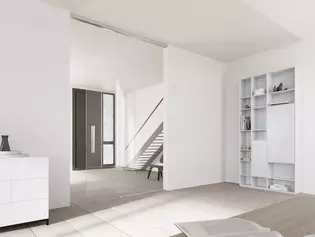 Un paravent idéal : installation en verre avec partie latérale fixe. Pour 2017, nous avons doté la ferrure de porte coulissante PLANEO 120 de possibilités de solutions spatiales supplémentaires. L'assortiment comprend désormais des impostes, des éléments latéraux et bien plus encore.