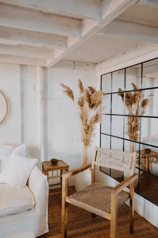 Boho Style Interior Die Abbildung zeigt ein Wohnzimmer mit Einrichtung im Boho Style.