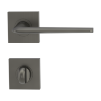 Freigestelltes Produktbild im idealen Blickwinkel fotografiert zeigt die GRIFFWERK Rosettengarnitur MARISA in der Ausführung WC-Schließer - Chrom - Schraubtechnik Innenansicht 