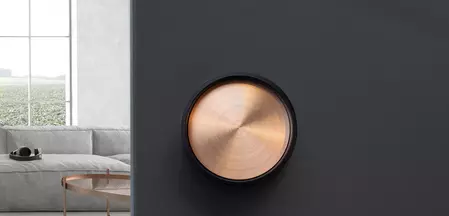 Wohnraum mit Griffwerk Griffmuschel PLANEO in Graphitschwarz mit Kuper-Inlay an schwarzer Tür