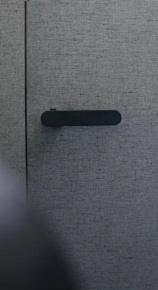 L'illustration montre la poignée de porte Griffwerk Avus One smart2lock en Noir graphite.