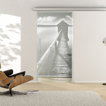 Ambientebild in Wohnraumsituation illustriert die Griffwerks Glastüre PHOTO_LD_678 in der Ausführung  ESG BASIC GREEN klar 
