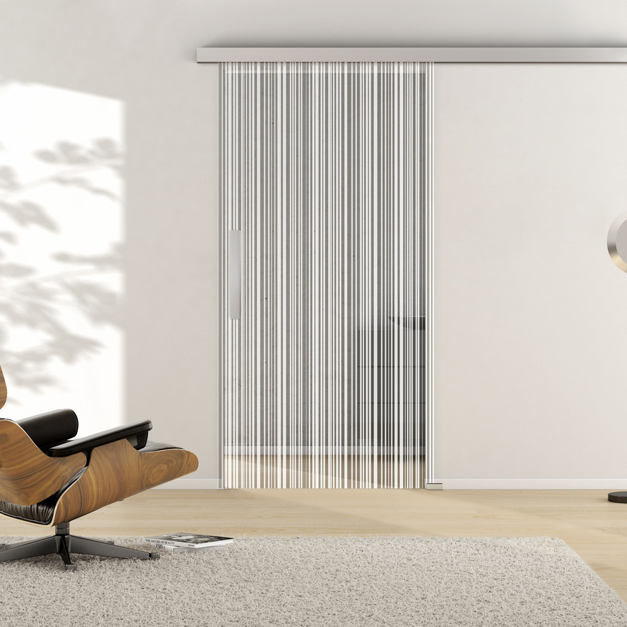 Ambientebild in Wohnraumsituation illustriert die Griffwerk Glasschiebetür ACHAT VERTICAL in der Ausführung VSG PURE WHITE klar
