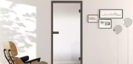 Zu sehen ist eine eingebaute Glastür von Griffwerk mit einer grauer Zarge, grauem Schlosskasten und grauen Türbändern.