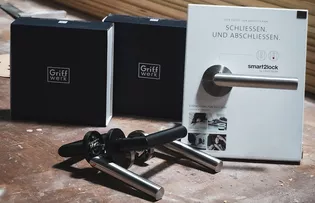 GRIFFWERK smart2lock Produkte Das Bild zeigt ein Foto von smart2lock Verpackungen und Garnituren.