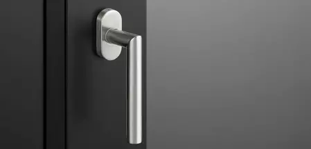 The picture shows the window handle Lucia in stainless steel mounted on a window.
