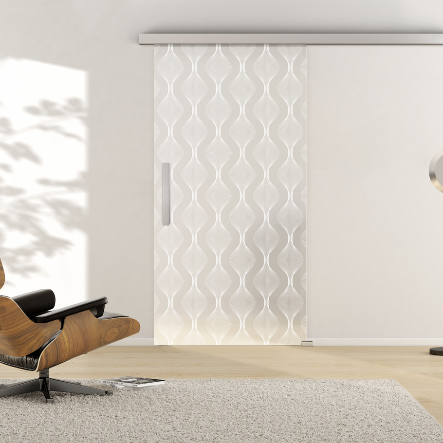 Ambientebild in Wohnraumsituation illustriert die Griffwerk Glasschiebetür DECO 655 in der Ausführung VSG PURE WHITE matt