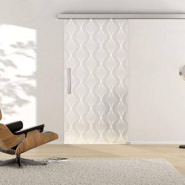 Ambientebild in Wohnraumsituation illustriert die Griffwerk Glasschiebetür DECO 655 in der Ausführung VSG PURE WHITE matt