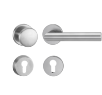 Freigestelltes Produktbild im idealen Blickwinkel fotografiert zeigt die GRIFFWERK Schutzrosettengarnitur mit Knopf R2 in der Version Profilzylinder, Edelstahl matt mit dem Griff LUCIA PROF
