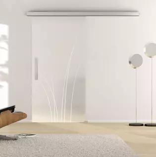 Ambientebild in Wohnraumsituation illustriert die Griffwerk Glasschiebetür NATURE 660 in der Ausführung ESG PURE WHITE matt