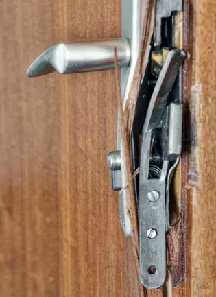 Illustration of bent up long plate set The illustration shows a bent up long plate fitting on a wooden door.