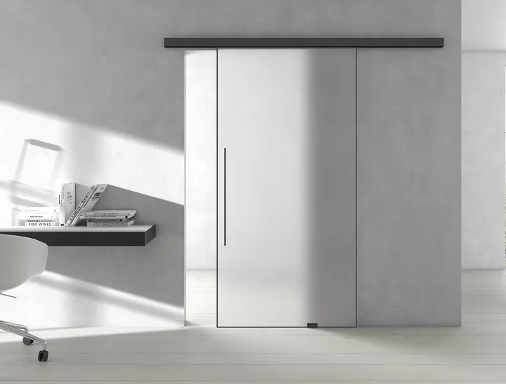 The PLANEO AIR sliding door system, with its sleek frame profile, creates an emblematic graphic effect.