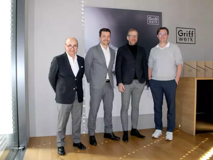 Von links nach rechts: Prof. Dr. Heinz Maier, Vorsitzender Support Ulm e.V.; Phillip Schneider, Support Ulm e.V.; Matthias Lamparter, geschäftsführender Gesellschafter der Griffwerk GmbH und Philipp Zumsteg, Geschäftsführer der Carl Götz GmbH.